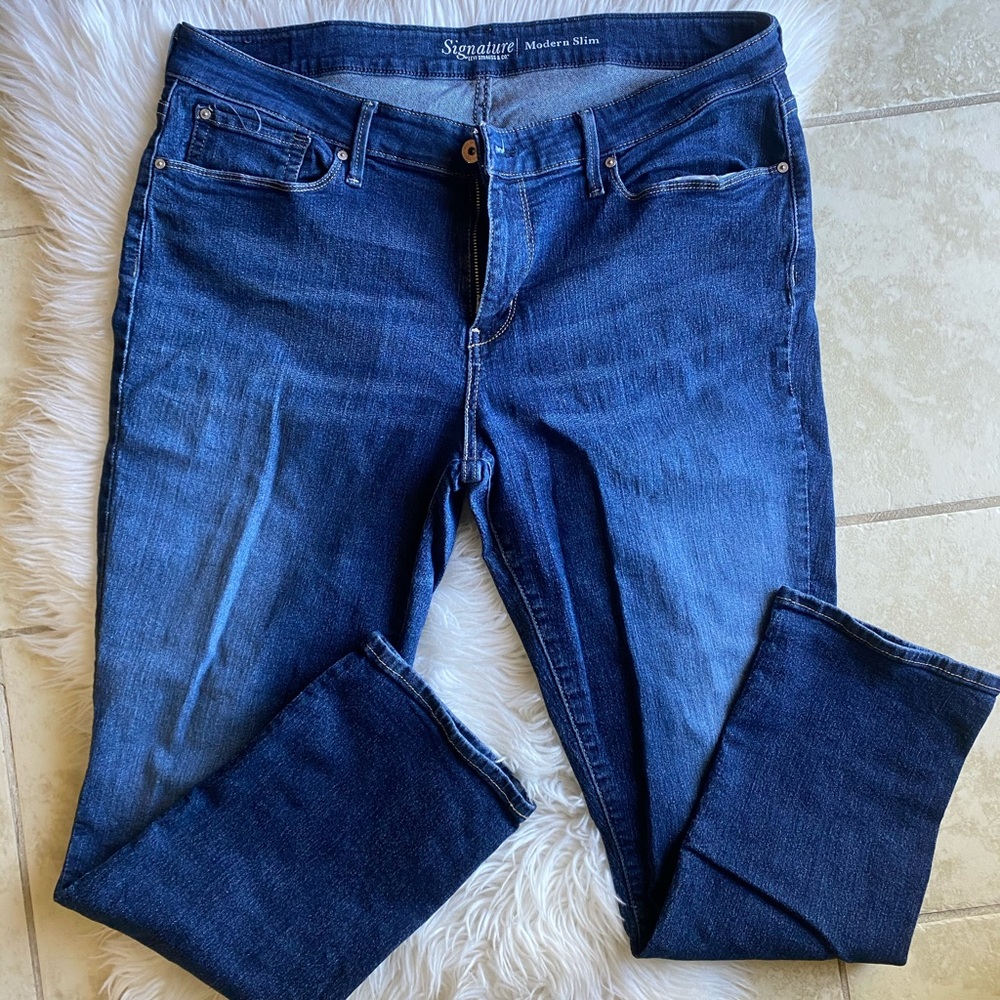 Men’s Signature Levi’s- 34 modern slim, dark wash.